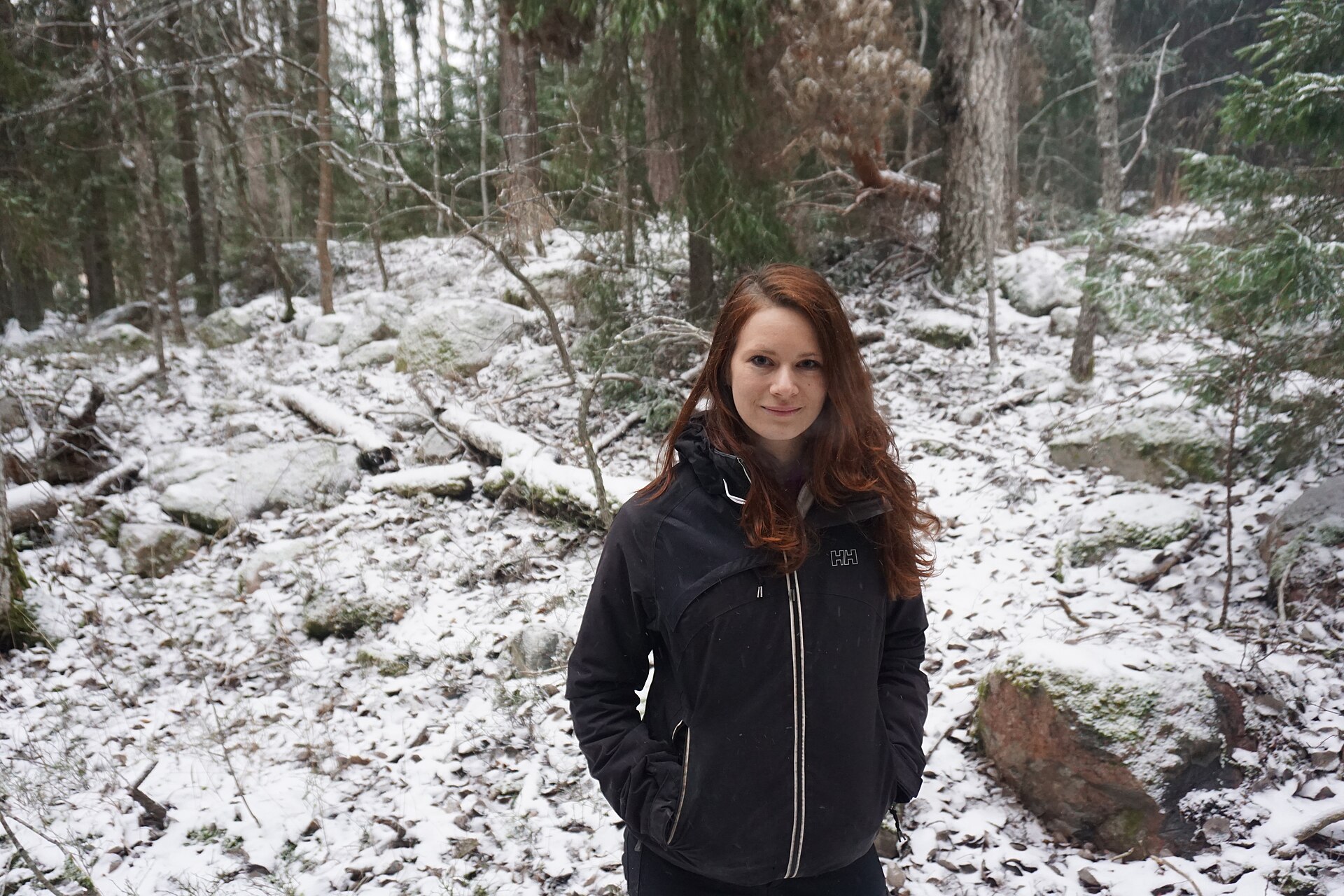 Frau mit forstlichem Bezug in einem Wald in Österreich